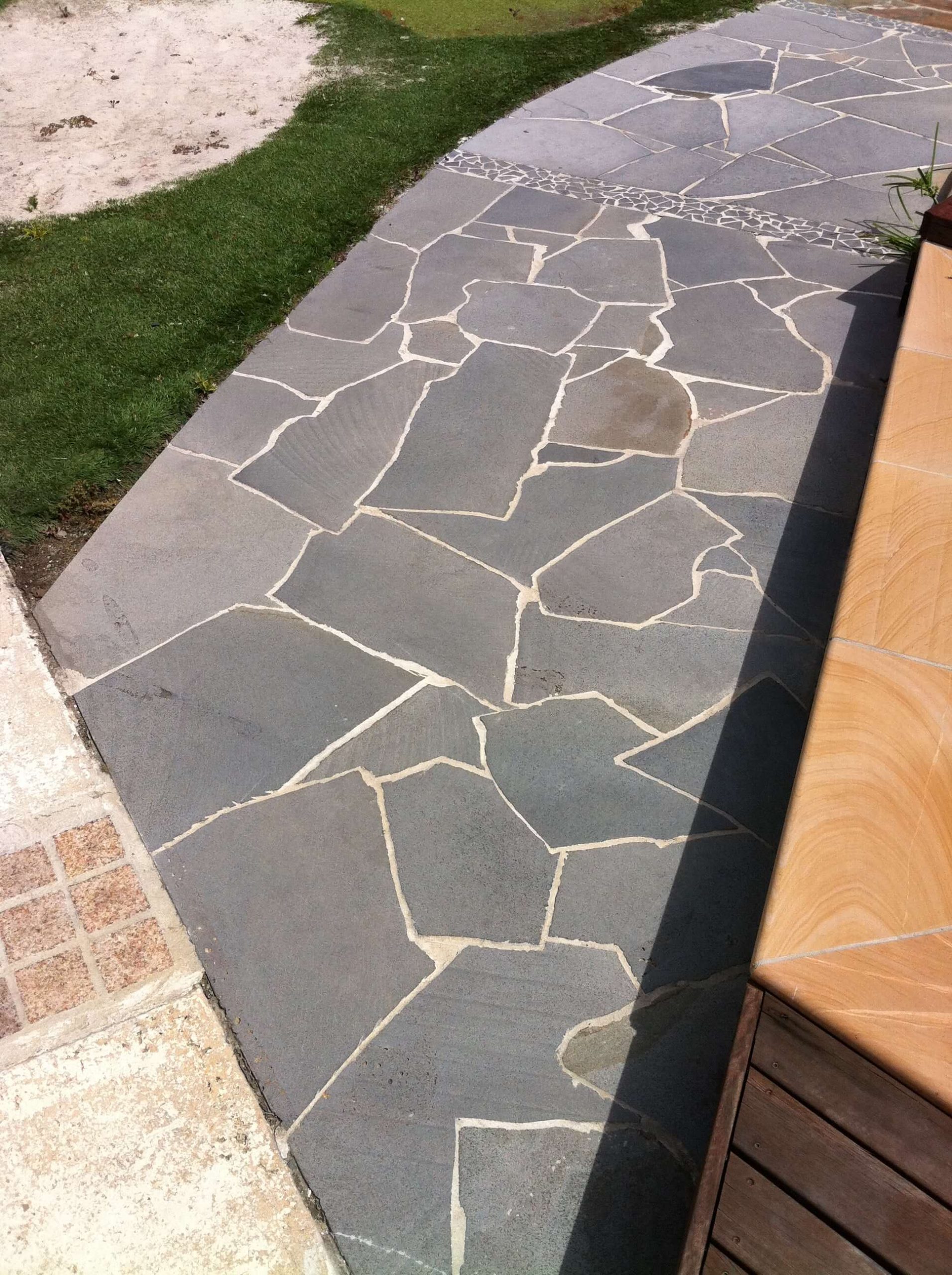 Bluestone Crazy paving (1)